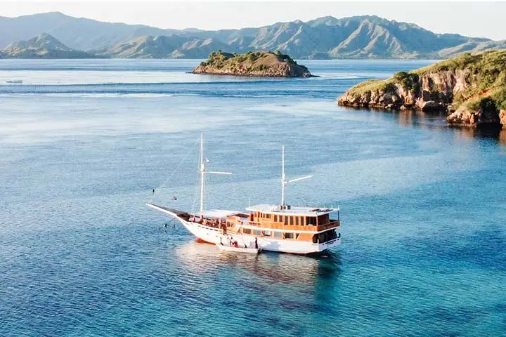 Komodo Boat Charter: deluxe boat
