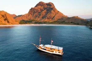 Komodo Boat Charter: deluxe boat