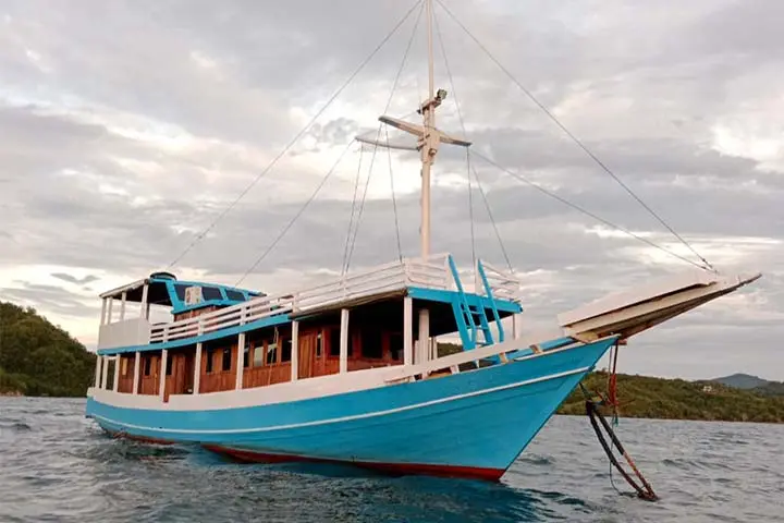 Komodo Boat Charter: standard boat