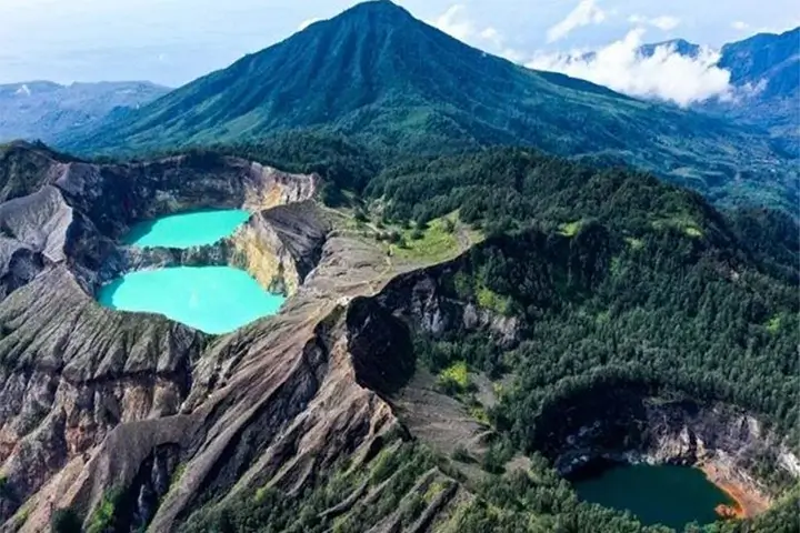 flores island tour packages: kelimutu tricolor lake