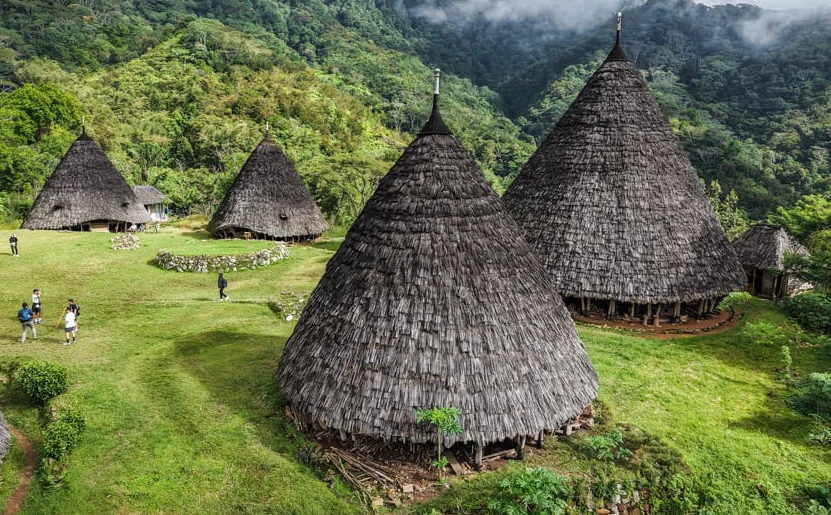 wae rebo village closer